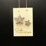 Weihnachtskarte „Weihnachtsduft liegt in der Luft“ aus 4 mm Pappelholz, liebevoll dekoriert mit getrockneter Orange, Apfel und Zimt.  
Mit Band zum Aufhängen, Größe ca. 16 × 11 cm – perfekte Deko für Advent und Weihnachten.  
Charmantes Mitbringsel oder festliche Geschenkidee, inklusive Geschenkverpackung mit Aufdruck „Ein zauberhaftes Weihnachtsfest“.  
Verbreitet Weihnachtsstimmung und erinnert an gemütliche Wintermomente.  
Personalisierbar für individuelle Botschaften – ein stilvolles Weihnachtsgeschenk