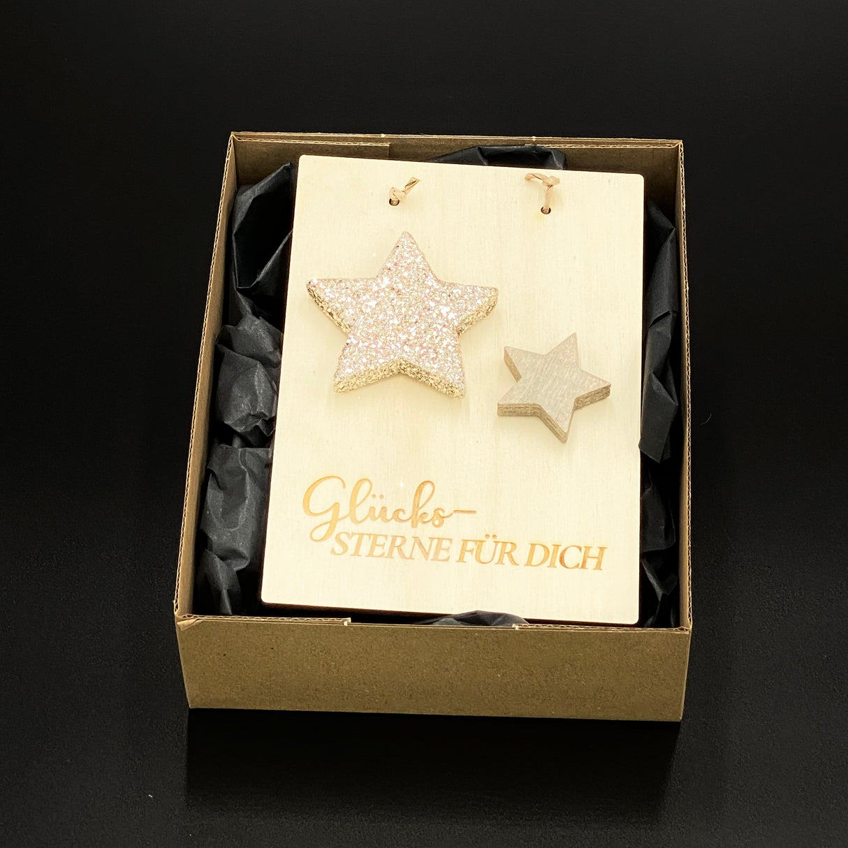 Weihnachtskarte „Glückssterne für dich“ aus hochwertigem 4 mm Pappelholz, verziert mit zarten Stern-Elementen.  
Größe ca. 16 × 11 cm, mit Band zum Aufhängen – ideal als festliche Deko oder charmantes Geschenk.  
Verschenken Sie Glück und Freude mit einer liebevoll gestalteten Holzkarte.  
Jede Karte wird in einer Geschenkverpackung geliefert, Aufdruck: „Ein zauberhaftes Weihnachtsfest“.  
Personalisierbar – für eine individuelle Botschaft an besondere Menschen in der Weihnachtszeit.
