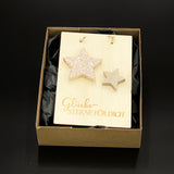 Weihnachtskarte „Glückssterne für dich“ aus hochwertigem 4 mm Pappelholz, verziert mit zarten Stern-Elementen.  
Größe ca. 16 × 11 cm, mit Band zum Aufhängen – ideal als festliche Deko oder charmantes Geschenk.  
Verschenken Sie Glück und Freude mit einer liebevoll gestalteten Holzkarte.  
Jede Karte wird in einer Geschenkverpackung geliefert, Aufdruck: „Ein zauberhaftes Weihnachtsfest“.  
Personalisierbar – für eine individuelle Botschaft an besondere Menschen in der Weihnachtszeit.
