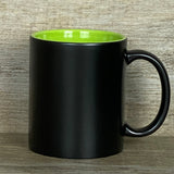 Dieses personalisierte Tassen-Set „Langschläfer“ ist ein liebevolles Statement für alle Morgenmuffel. Schwarze Außenseite, farbige Innenseite, Fassungsvermögen 350 ml, Maße ca. Ø 8,2 × 9,6 cm. Lasergravur „Langschläfer“ oder „Langschläferin“ mit Wunschname macht jede Tasse zu einem individuellen Unikat. Ideal als Geschenk oder für den eigenen gemütlichen Start in den Tag.
