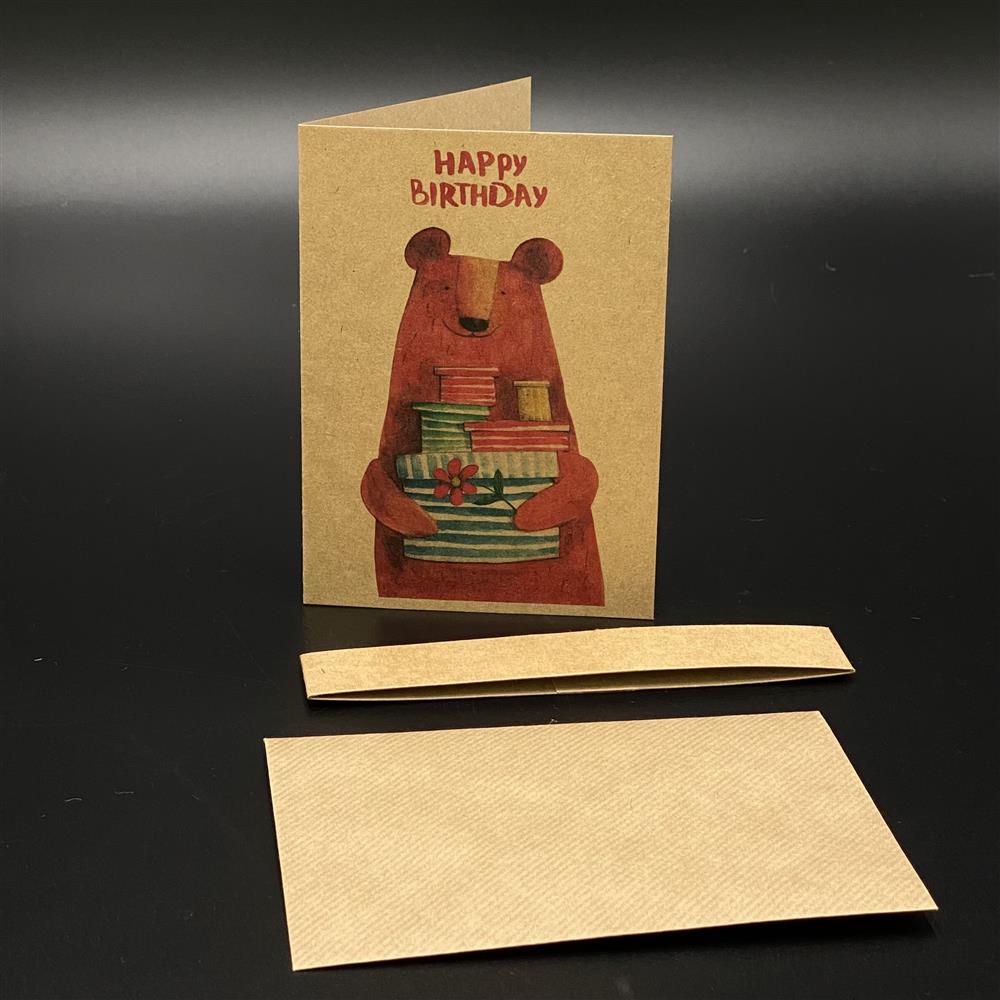 Verschenke Freude mit diesem 5er-Set Kraftkarton-Grußkarten inklusive farblich passendem Kuvert. Größe ca. 11 x 15 cm, Motiv: Bär, Aufdruck „Happy Birthday“. Perfekt für Kinder, Freunde oder Kollegen zum Geburtstag. Hochwertig, liebevoll gestaltet und ideal, um persönliche Grüße stilvoll zu überreichen.

