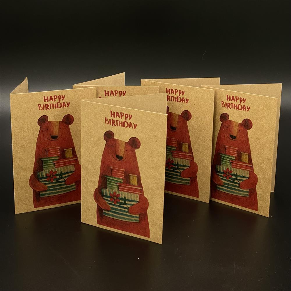 Dieses 5er-Set Grußkarten aus robustem Kraftkarton inklusive passender Kuverts bringt Geburtstagsgrüße stilvoll an den Empfänger. Größe je Karte ca. 11 x 15 cm, Motiv: süßer Bär mit Aufdruck „Happy Birthday“. Ideal für Kinder, Familie oder Freunde – eine charmante und hochwertige Möglichkeit, Glückwünsche zu übermitteln.
