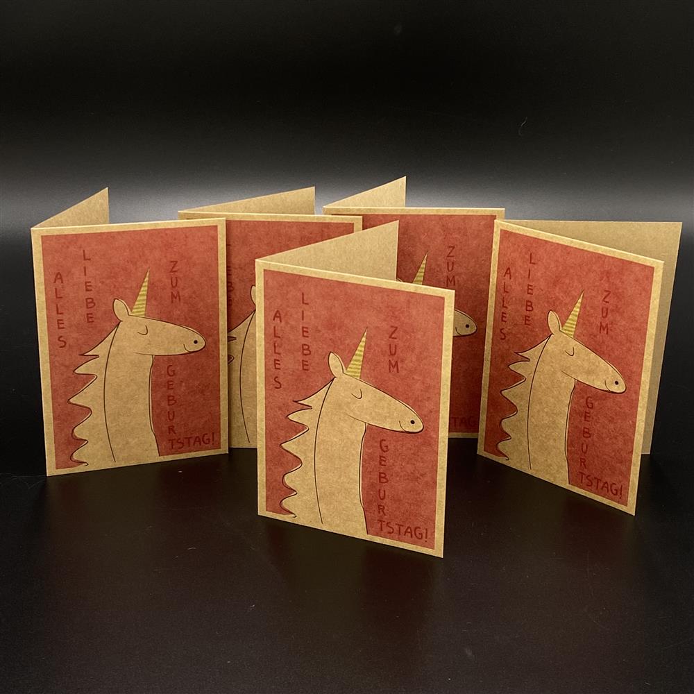 Dieses 5er-Set Grußkarten aus robustem Kraftkarton mit farblich abgestimmten Kuverts bringt Geburtstagsfreude auf besondere Weise. Größe je Karte ca. 11 x 15 cm, Einhorn-Motiv mit Aufdruck „Alles Liebe zum Geburtstag“. Perfekt für Kinder, Familie oder Freunde – hochwertig, charmant und liebevoll gestaltet.
