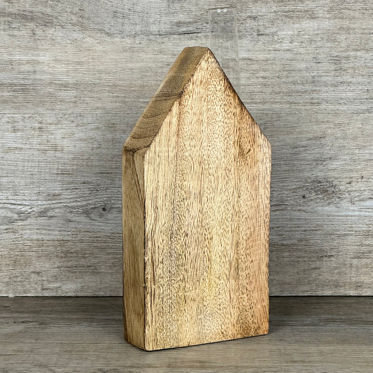 Haus aus Mangoholz mit Reagenzglas und Trockenblumen, personalisierbar