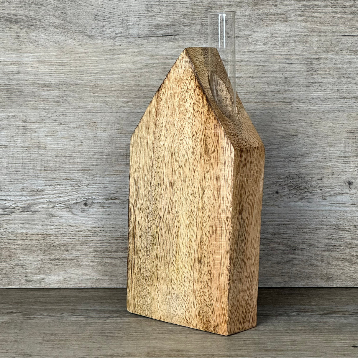 Haus aus Mangoholz mit Reagenzglas und Trockenblumen, personalisierbar