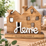 Haus aus Mangoholz mit dem Metall Schriftzug "Home" | personalisiert