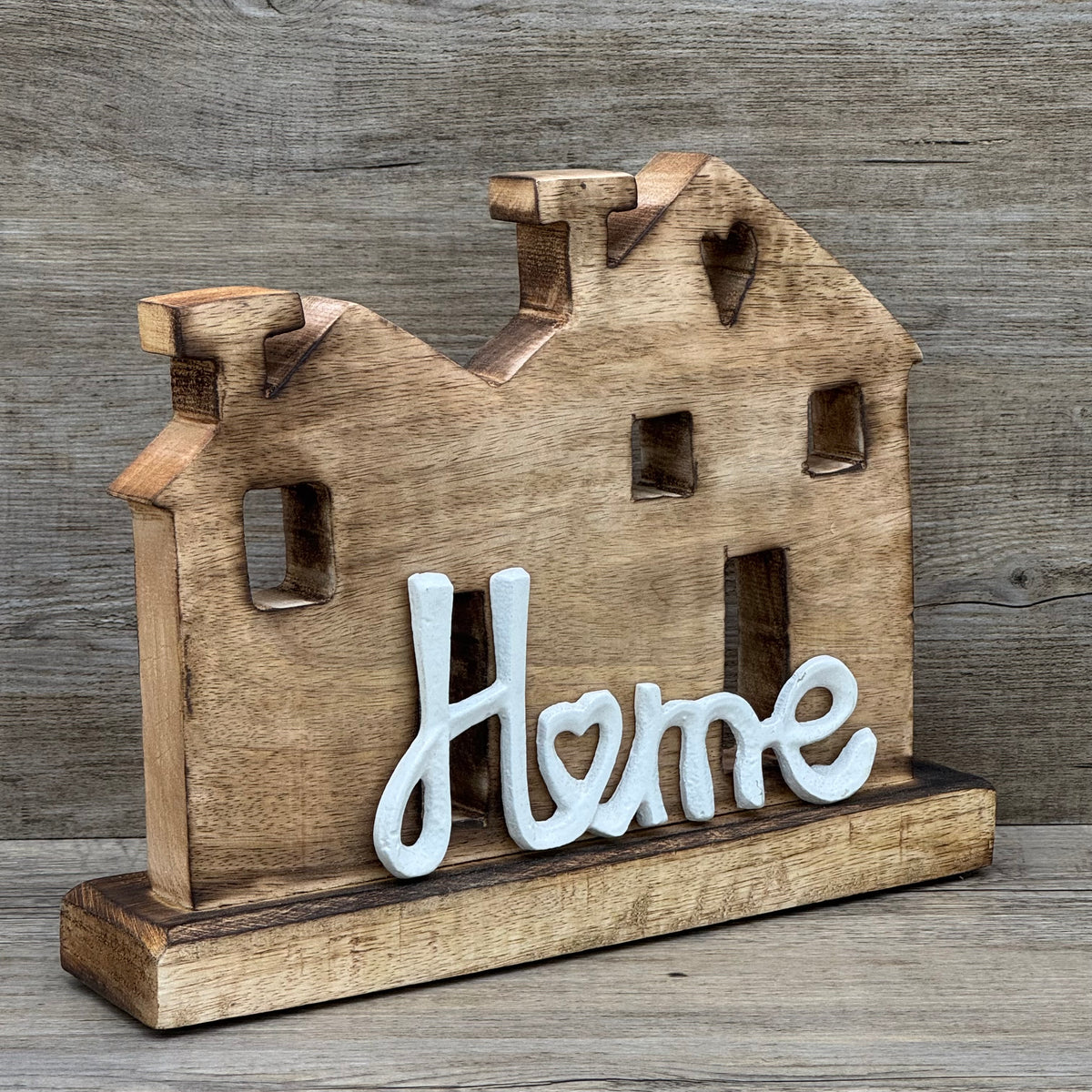 Haus aus Mangoholz mit dem Metall Schriftzug "Home" | personalisiert