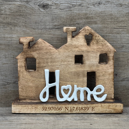 Haus aus Mangoholz mit dem Metall Schriftzug "Home" | personalisiert