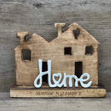 Haus aus Mangoholz mit dem Metall Schriftzug "Home" | personalisiert