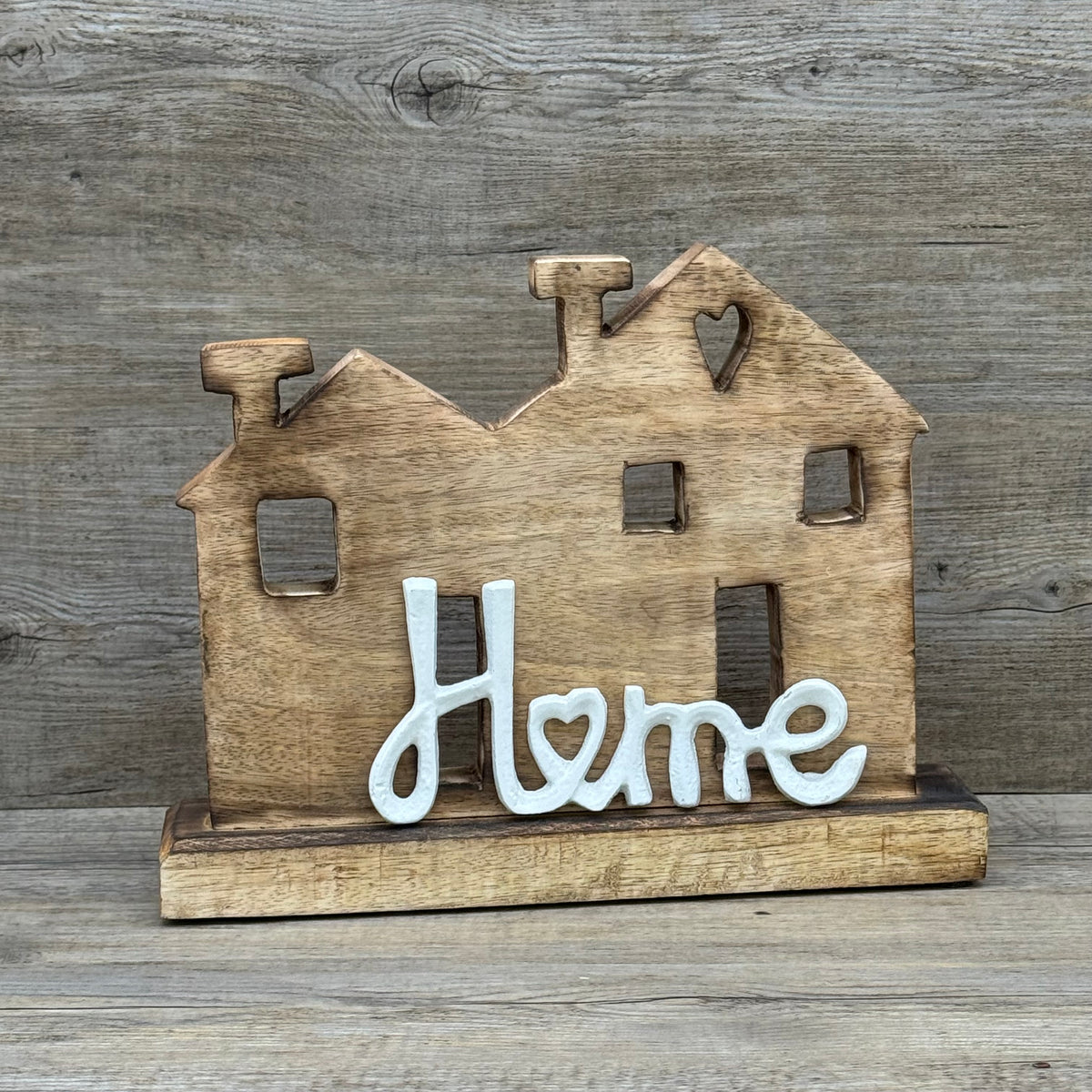 Haus aus Mangoholz mit dem Metall Schriftzug "Home" | personalisiert