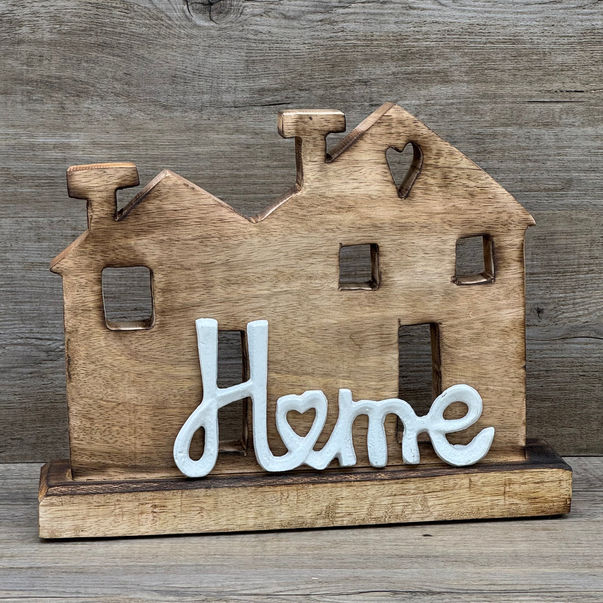 Haus aus Mangoholz mit dem Metall Schriftzug "Home" | personalisiert