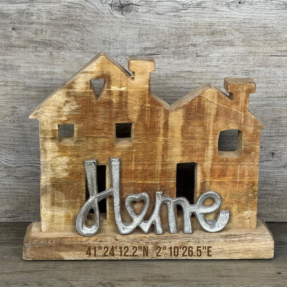 Haus aus Mangoholz mit dem Metall Schriftzug 'home', personalisierbar