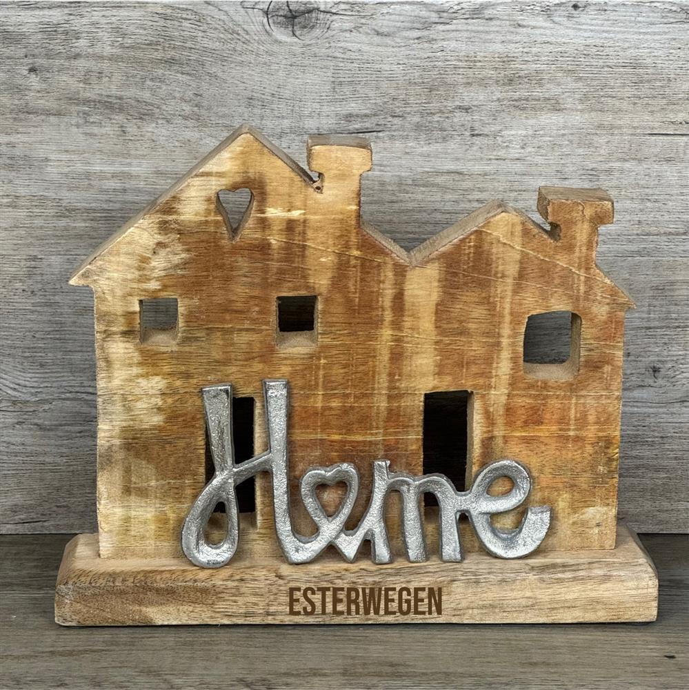 Haus aus Mangoholz mit dem Metall Schriftzug 'home', personalisierbar