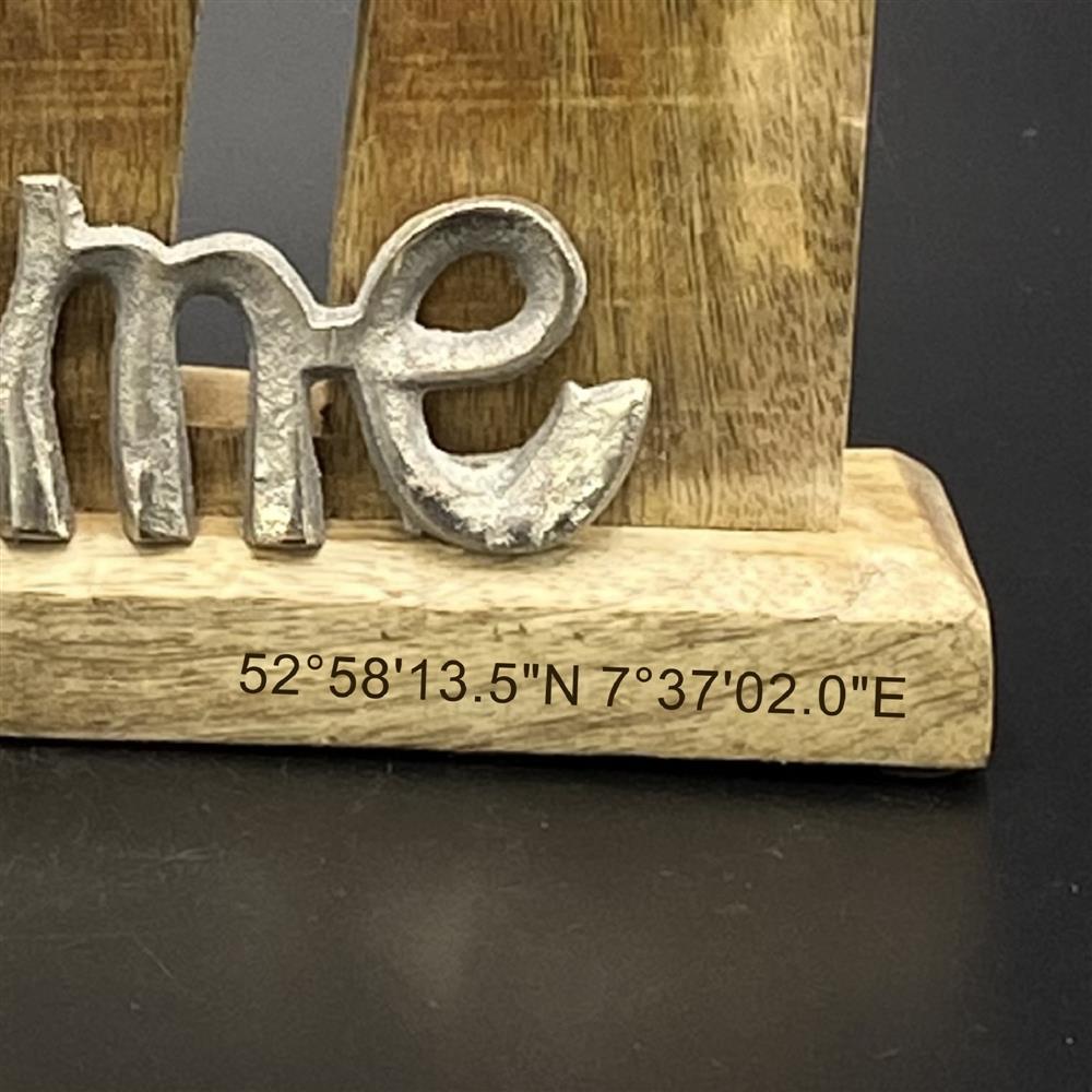Haus aus Mangoholz mit dem Metall Schriftzug 'home', personalisierbar
