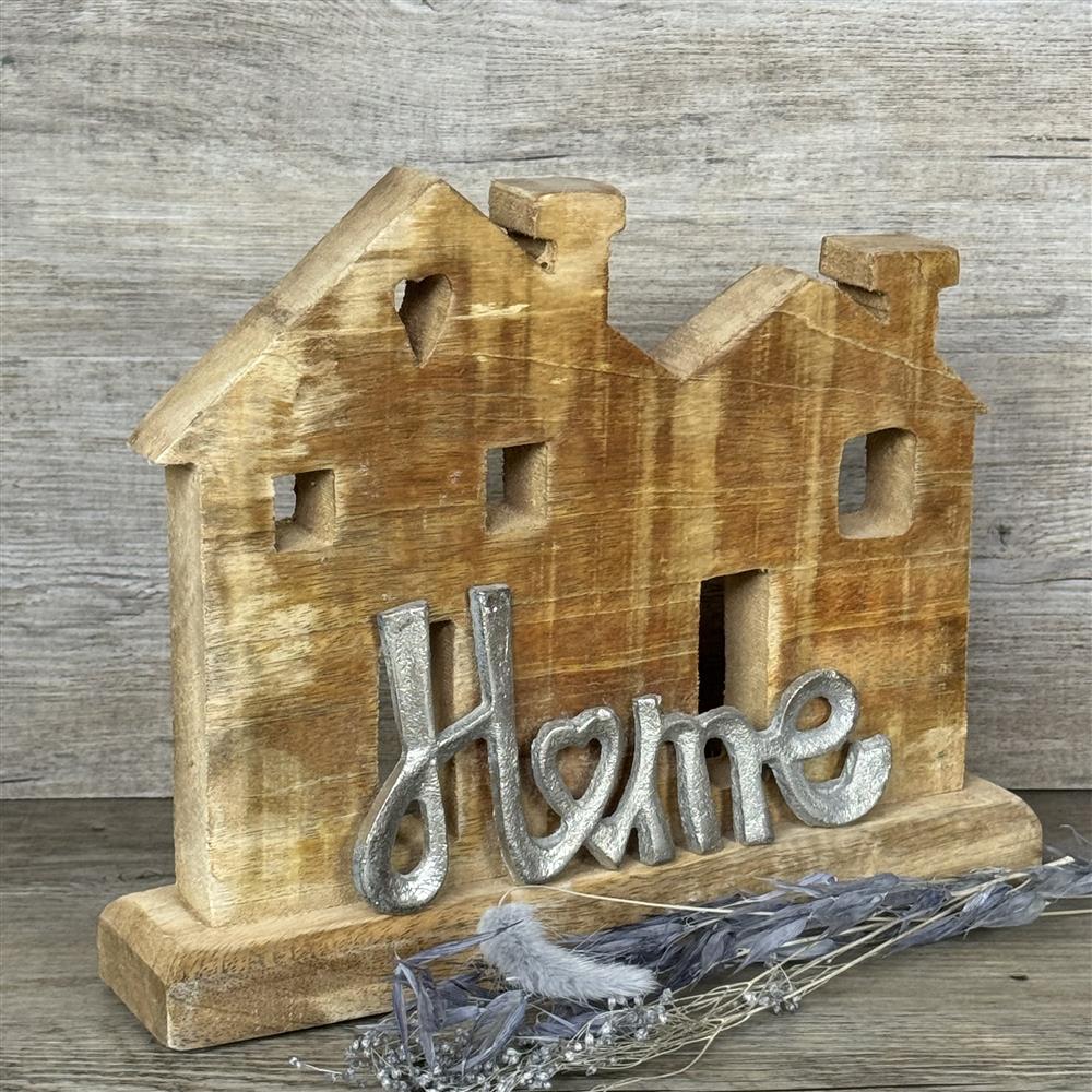 Haus aus Mangoholz mit dem Metall Schriftzug 'home', personalisierbar