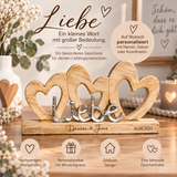 Herzgruppe aus Mangoholz mit dem Metall Schriftzug "Liebe" | personalisierbar