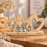 Herzgruppe aus Mangoholz mit dem Metall Schriftzug "Liebe" | personalisierbar