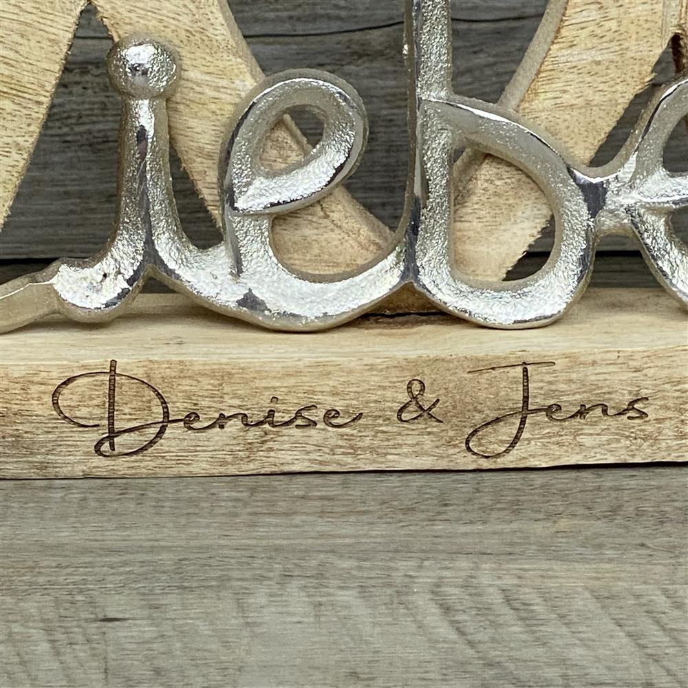 Herzgruppe aus Mangoholz mit dem Metall Schriftzug 'Liebe', personalisierbar