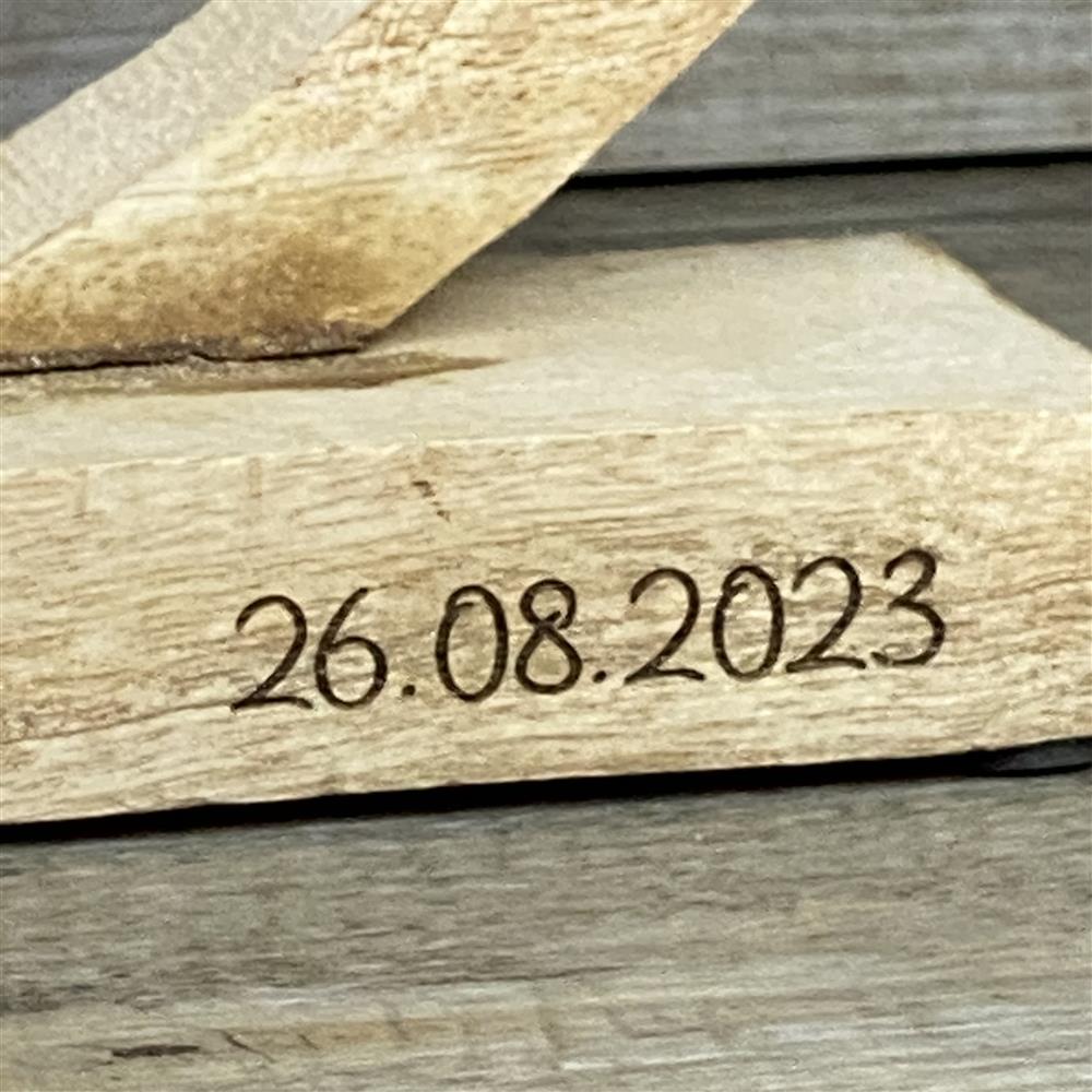 Herzgruppe aus Mangoholz mit dem Metall Schriftzug 'Liebe', personalisierbar