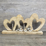 Herzgruppe aus Mangoholz mit dem Metall Schriftzug 'Liebe', personalisierbar