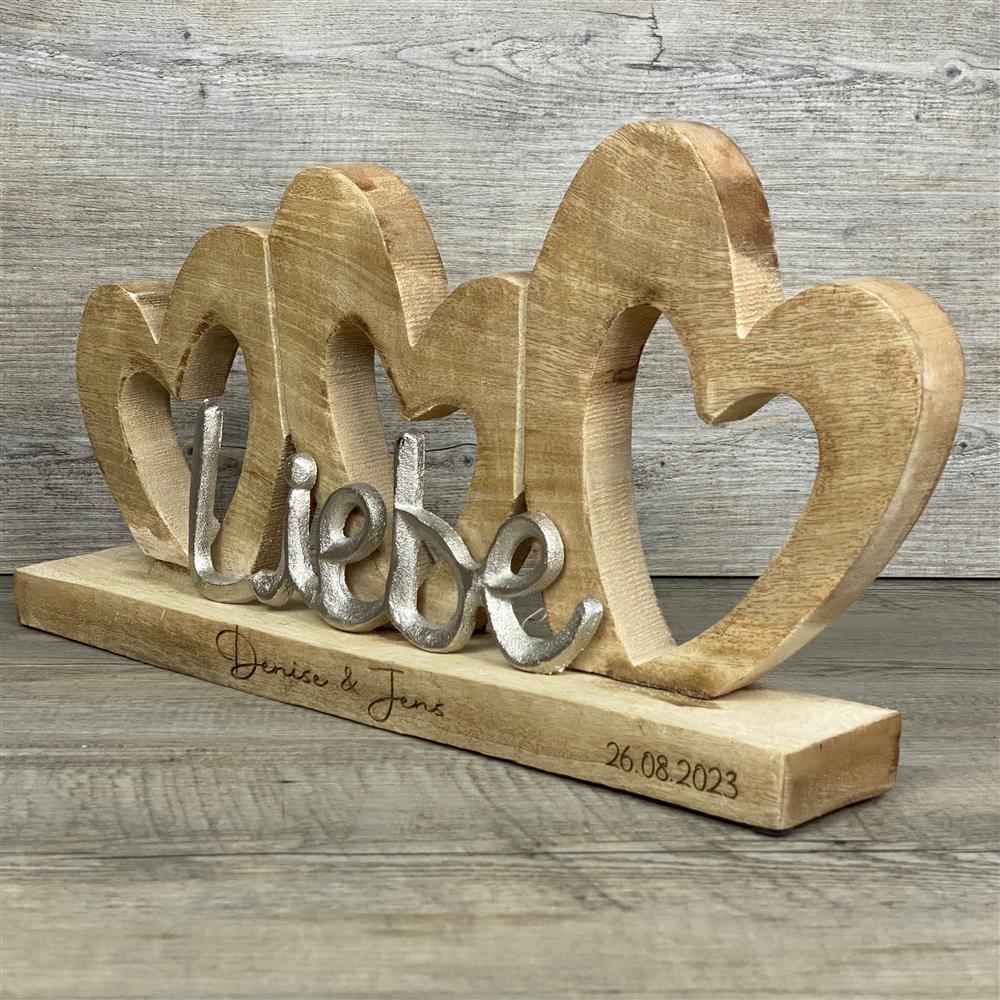 Herzgruppe aus Mangoholz mit dem Metall Schriftzug 'Liebe', personalisierbar