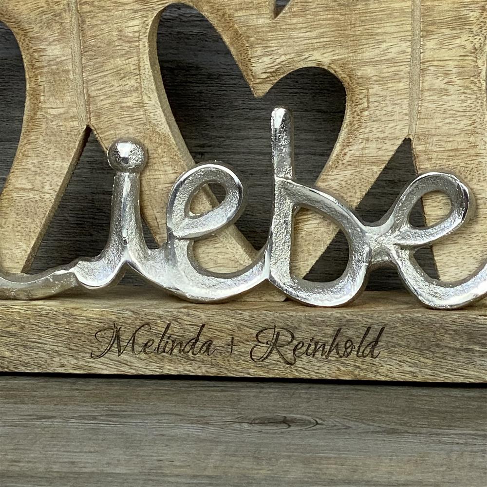 Herzgruppe aus Mangoholz mit dem Metall Schriftzug 'Liebe', personalisierbar