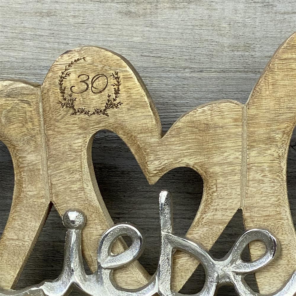 Herzgruppe aus Mangoholz mit dem Metall Schriftzug 'Liebe', personalisierbar