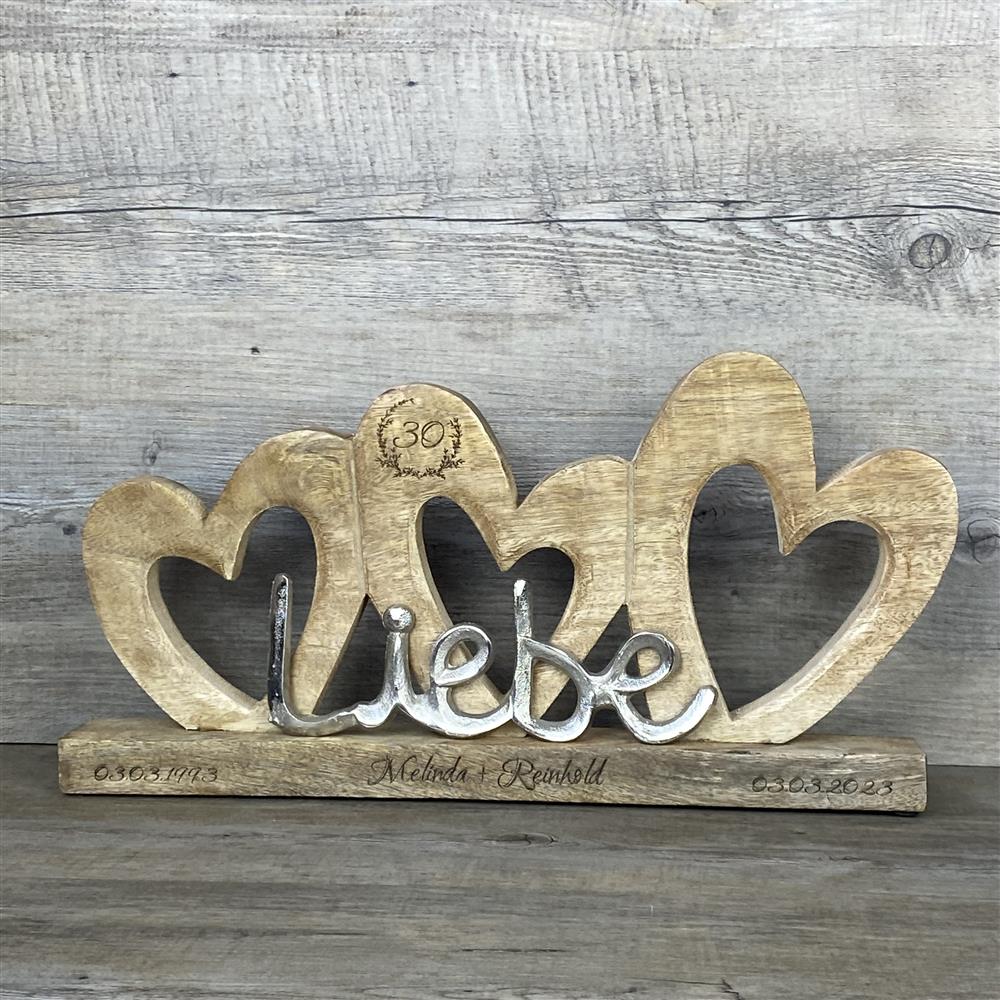 Herzgruppe aus Mangoholz mit dem Metall Schriftzug 'Liebe', personalisierbar