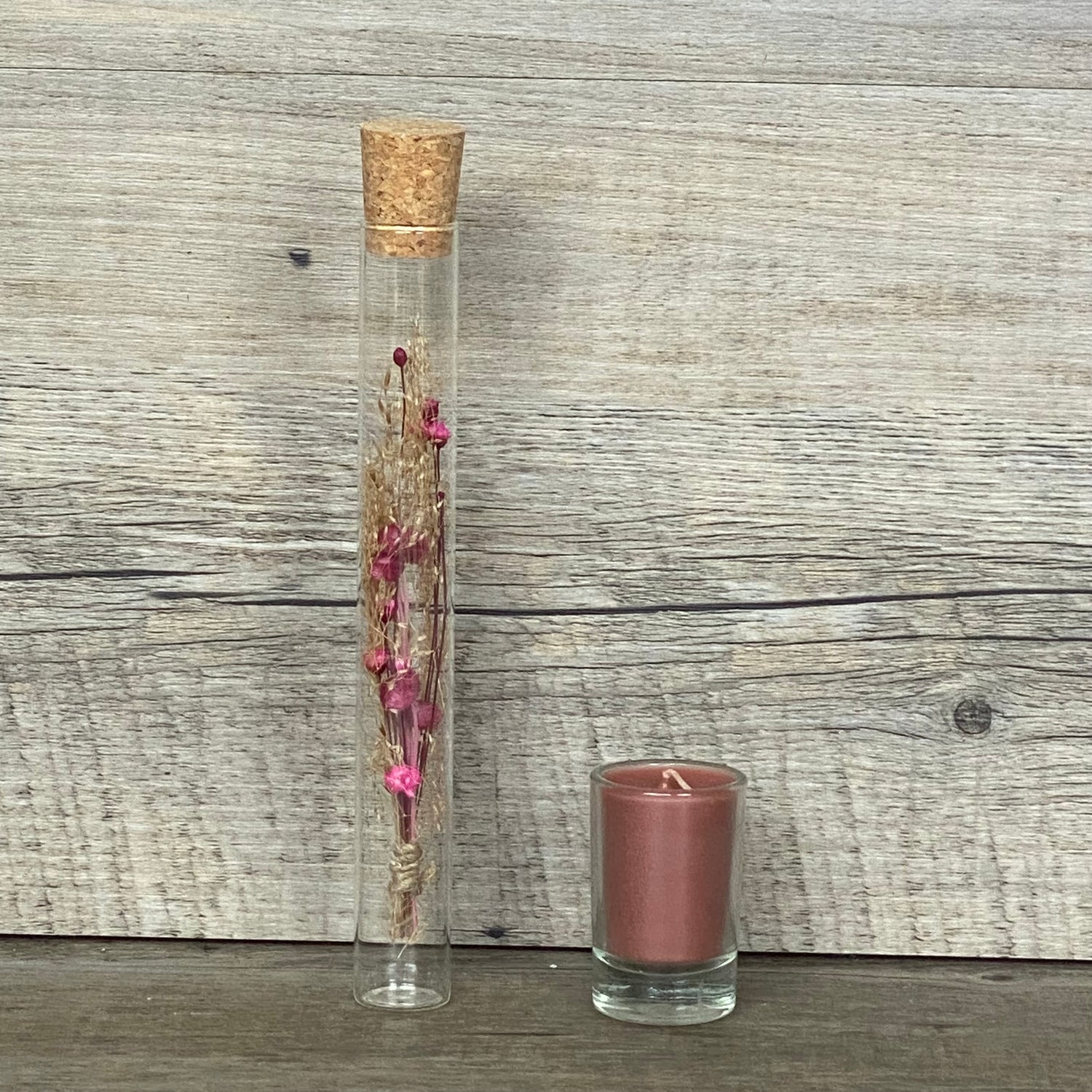 Der Deko Aufsteller Deluxe „Heute ist ein guter Tag um glücklich zu sein“ ist ein wunderschöner Blickfang für jede Wohnung.  
Aus Eichenholz gefertigt, Schriftzug aus 3 mm Pappelholz, mit Reagenzglas voller Trockenblumen und Kerze.  
Maße: ca. 20 x 6 x 5 cm, Geschenkverpackung ca. 25 x 20 x 7 cm, Trockenblumen und Kerze wählbar in Blau oder Rot.  
Personalisierbar mit Namen, Daten oder Koordinaten für ein einzigartiges, persönliches Geschenk.  
Perfekt als Geburtstags-, Hochzeits- oder Verlobungsgeschenk fü