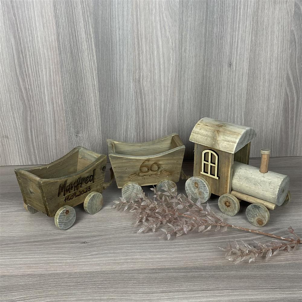 Hochwertiger Holzzug aus massivem Treibholz – rustikales Design mit stabiler Verarbeitung.
Zwei Wagen mit personalisierbaren Schriftzügen machen jedes Geschenk einzigartig.
Naturprodukt – Farbabweichungen möglich, jedes Stück ein Unikat.
Ein besonderes Geschenk zum runden Geburtstag oder Jubiläum.
Dekoration für Regal, Wohnzimmer oder als bleibende Erinnerung.
