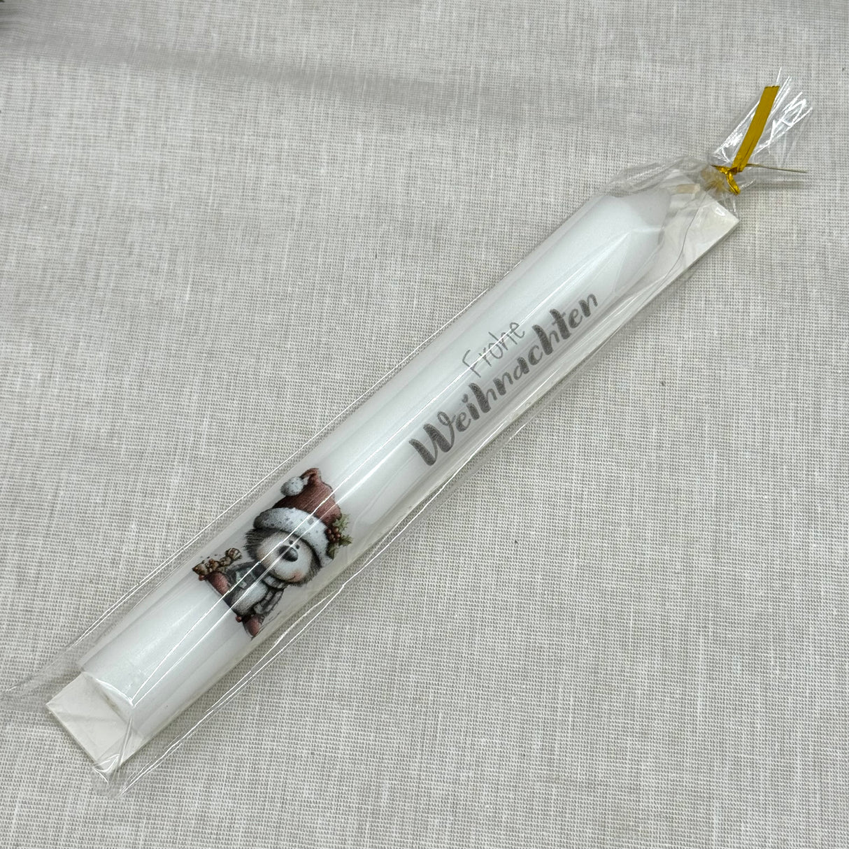 Die Stabkerze „Frohe Weihnachten“ ist ein charmantes Geschenk für Kinder, Großeltern oder Freundinnen – perfekt zum Nikolaus, Advent oder Heiligabend. Jede Kerze ist liebevoll gestaltet mit süßem Motiv und Schriftzug. Optional mit Geschenkverpackung und Kerzenteller einsetzbar. Bringt weihnachtliche Freude in jedes Zuhause. Praktisch, dekorativ und liebevoll – ein Highlight für die Festtage.
