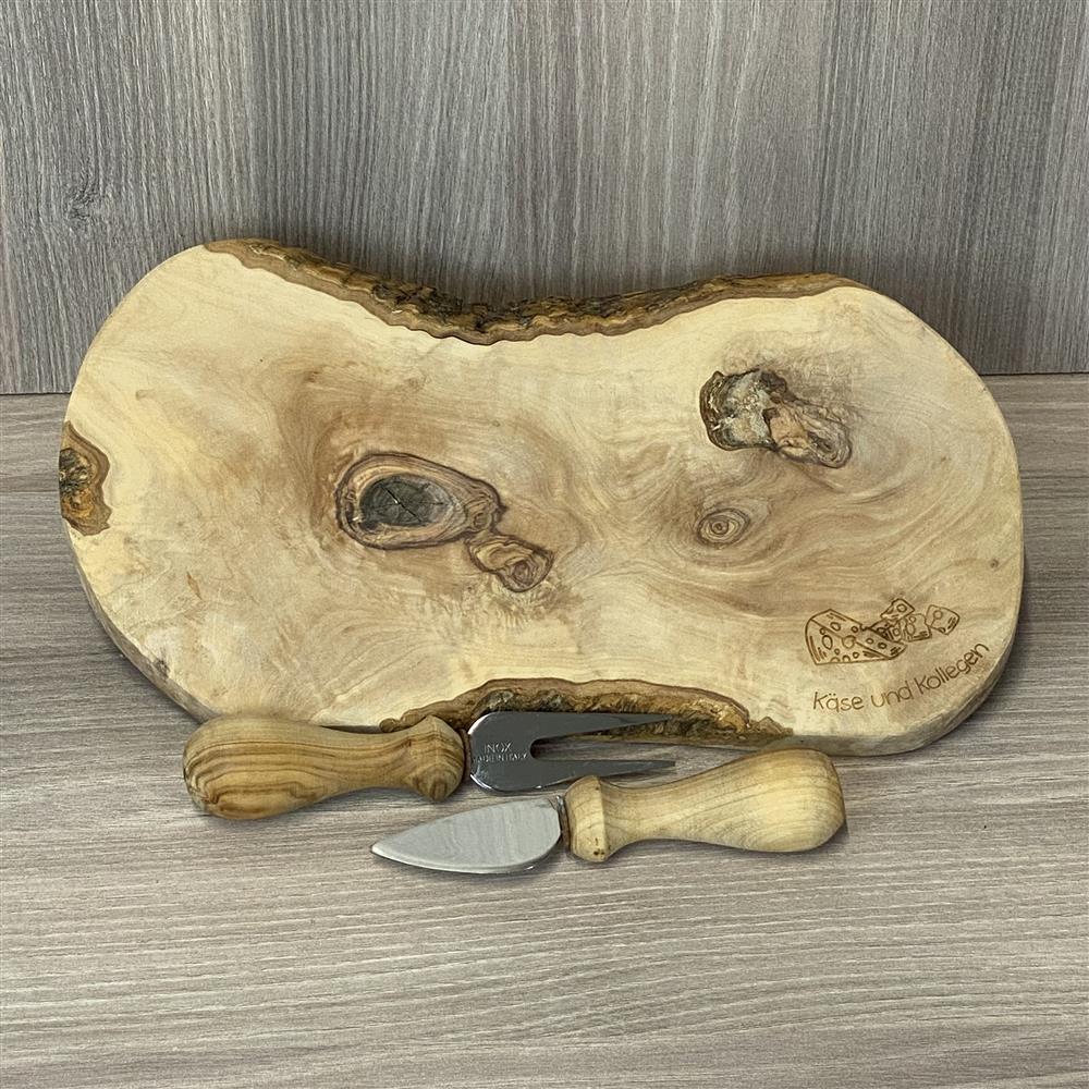 Käsebrett aus Olivenholz mit Besteck, personalisierbar