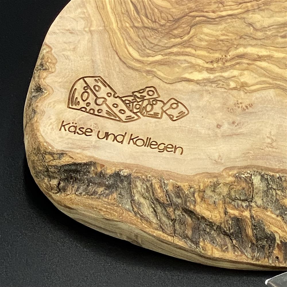 Käsebrett aus Olivenholz mit Besteck, personalisierbar