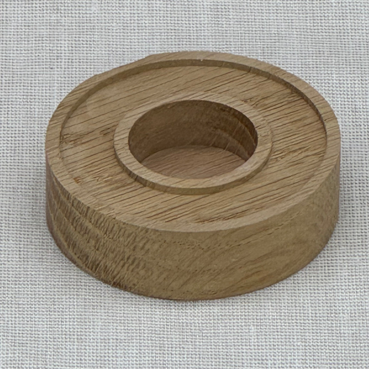 Dieses weihnachtliche Stabkerzen-Set eignet sich auch hervorragend als Firmen- oder Kundengeschenk – ideal für Mitarbeiter, Geschäftspartner oder Kunden. Mit sechs verschiedenen Motiven und Schriftzug „Frohe Weihnachten“ verbreitet die Kerze festliche Stimmung. Geschenkverpackung und optionaler Holzkerzenteller sorgen für ein stilvolles Präsent. Elegant, hochwertig und persönlich. Ein kleines, festliches Dankeschön, das Freude bereitet.
