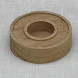 Dieses weihnachtliche Stabkerzen-Set eignet sich auch hervorragend als Firmen- oder Kundengeschenk – ideal für Mitarbeiter, Geschäftspartner oder Kunden. Mit sechs verschiedenen Motiven und Schriftzug „Frohe Weihnachten“ verbreitet die Kerze festliche Stimmung. Geschenkverpackung und optionaler Holzkerzenteller sorgen für ein stilvolles Präsent. Elegant, hochwertig und persönlich. Ein kleines, festliches Dankeschön, das Freude bereitet.
