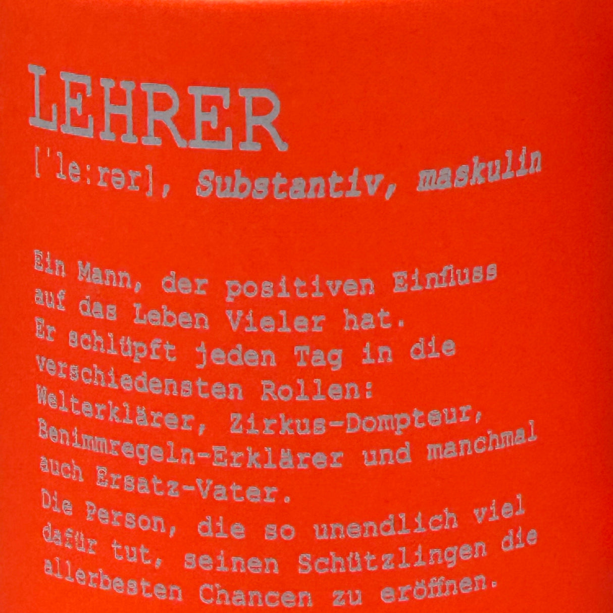 Dieses personalisierte Tassen-Set „Lehrer/in – Substantiv“ ist ein besonderes Geschenk für Pädagog:innen. Farbig gestaltete Außenseite, weiße Innenseite, 350 ml Volumen, Maße ca. Ø 8,2 × 9,6 cm. Lasergravur mit Definitionstext auf der Vorderseite, Rückseite optional mit Wunschnamen. Perfekt zum Abschied, Schuljahresende oder als liebevolle Anerkennung für den täglichen Einsatz im Klassenzimmer.
