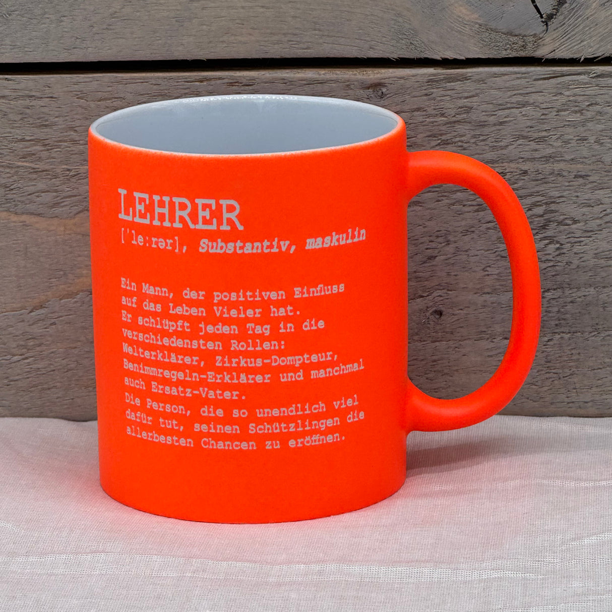 Dieses personalisierte Tassen-Set „Lehrer/in – Substantiv“ ist ein besonderes Geschenk für Pädagog:innen. Farbig gestaltete Außenseite, weiße Innenseite, 350 ml Volumen, Maße ca. Ø 8,2 × 9,6 cm. Lasergravur mit Definitionstext auf der Vorderseite, Rückseite optional mit Wunschnamen. Perfekt zum Abschied, Schuljahresende oder als liebevolle Anerkennung für den täglichen Einsatz im Klassenzimmer.
