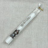 Die Stabkerze „Frohe Weihnachten“ ist ein charmantes Geschenk für Kinder, Großeltern oder Freundinnen – perfekt zum Nikolaus, Advent oder Heiligabend. Jede Kerze ist liebevoll gestaltet mit süßem Motiv und Schriftzug. Optional mit Geschenkverpackung und Kerzenteller einsetzbar. Bringt weihnachtliche Freude in jedes Zuhause. Praktisch, dekorativ und liebevoll – ein Highlight für die Festtage.
