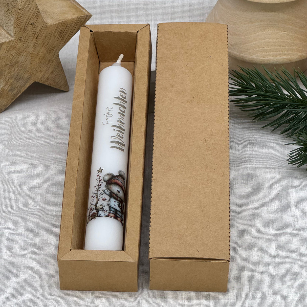 Die Stabkerze „Frohe Weihnachten“ ist ein charmantes Geschenk für Kinder, Großeltern oder Freundinnen – perfekt zum Nikolaus, Advent oder Heiligabend. Jede Kerze ist liebevoll gestaltet mit süßem Motiv und Schriftzug. Optional mit Geschenkverpackung und Kerzenteller einsetzbar. Bringt weihnachtliche Freude in jedes Zuhause. Praktisch, dekorativ und liebevoll – ein Highlight für die Festtage.
