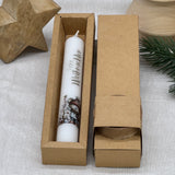 Die Stabkerze „Frohe Weihnachten“ ist ein charmantes Geschenk für Kinder, Großeltern oder Freundinnen – perfekt zum Nikolaus, Advent oder Heiligabend. Jede Kerze ist liebevoll gestaltet mit süßem Motiv und Schriftzug. Optional mit Geschenkverpackung und Kerzenteller einsetzbar. Bringt weihnachtliche Freude in jedes Zuhause. Praktisch, dekorativ und liebevoll – ein Highlight für die Festtage.
