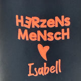 Diese personalisierte Keramik-Tasse „Herzensmensch“ mit schwarzer Außenseite und farbiger Innenseite ist ein liebevolles Geschenk für besondere Menschen. Mit Lasergravur „Herzensmensch“ inklusive Herzmotiv und deinem Wunschnamen wird sie zu einem einzigartigen Unikat. Fassungsvermögen 350 ml, Maße ca. Ø 8,2 × 9,6 cm, ideal für Kaffee, Tee oder Kakao. Perfekt für Zuhause, Büro oder als persönliche Aufmerksamkeit.
