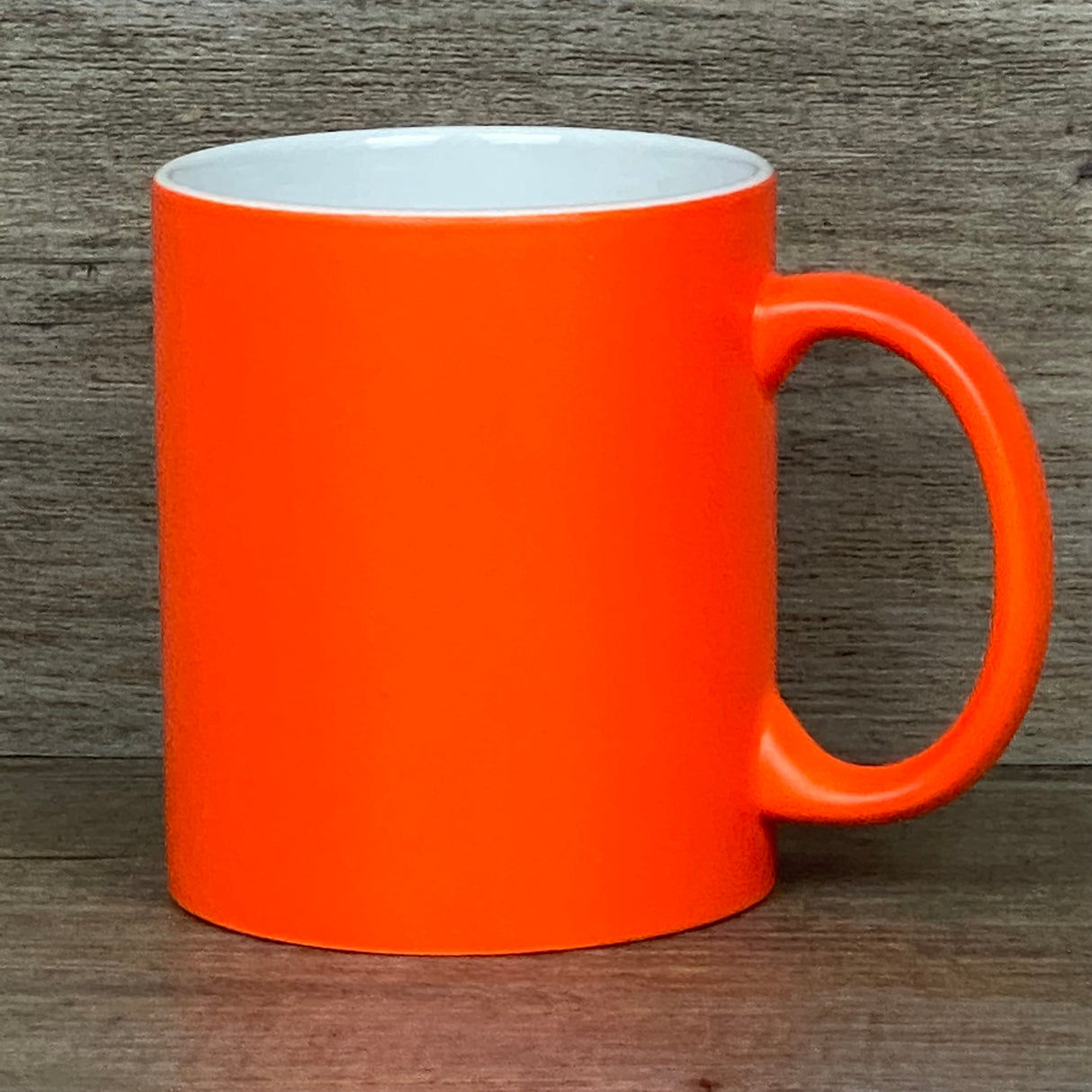 Diese personalisierte Keramik-Tasse mit liebevoller Botschaft ist das perfekte Geschenk für Erzieherinnen und Erzieher. Mit Lasergravur „Kleine Menschen brauchen große Herzen – wie Deins“ auf der Vorderseite und optionalem Namen auf der Rückseite wird sie zu einem einzigartigen Andenken. Fassungsvermögen 350 ml, Maße ca. Ø 8,2 × 9,6 cm, spülmaschinengeeignet. Ideal zum Abschied, als Dankeschön oder kleine Aufmerksamkeit.
