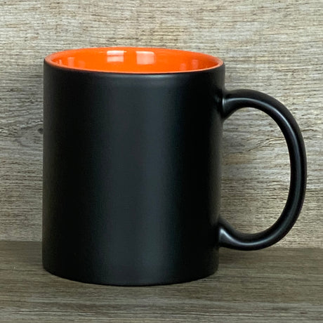 Die stilvolle Keramik-Tasse „Legendäre Altenpflegerin / Altenpfleger“ mit schwarzer Außenseite und buntem Innenbereich sorgt für Freude im Pflegealltag. Lasergravur mit humorvollem Spruch und optional personalisiertem Namen macht sie zu einem besonderen Geschenk. Fassungsvermögen 350 ml, angenehm in der Hand. Perfekt als Geschenk zu Geburtstagen, Abschlüssen oder einfach zur Wertschätzung von Pflegekräften.
