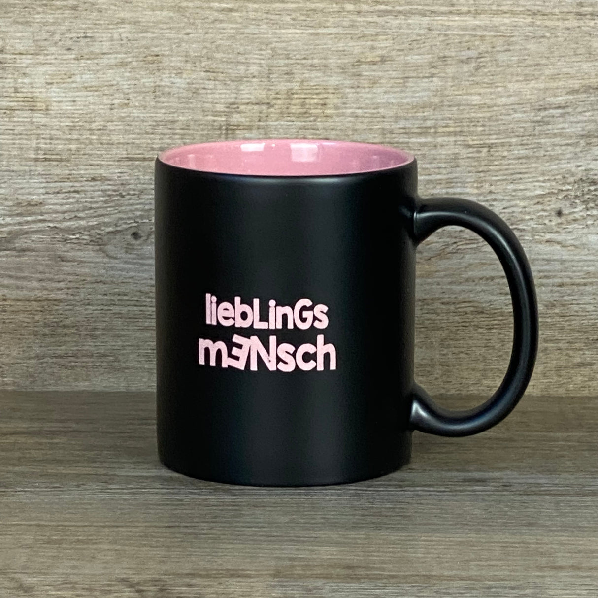 Diese personalisierte Keramik-Tasse „Lieblingsmensch“ ist ein liebevolles Geschenk für besondere Menschen. Schwarze Außenseite, farbige Innenseite (weiß, rot, orange, pink, grün oder gelb), 350 ml Fassungsvermögen, Maße ca. Ø 8,2 × 9,6 cm. Vorderseite mit Lasergravur „Lieblingsmensch“, optional mit Wunschnamen auf der Rückseite. Ideal für Geburtstage, Jubiläen, Valentinstag oder als kleine Aufmerksamkeit.
