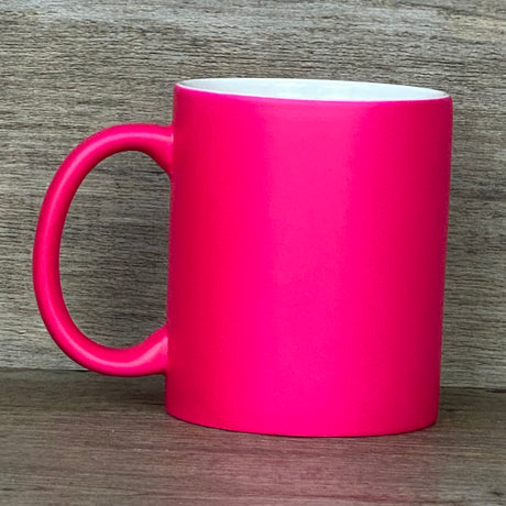 Die Keramik-Tasse für Erzieher:innen verbindet Stil mit Wertschätzung. Vorderseite mit Gravurtext „Superheld/in des Alltags“, Rückseite optional personalisiert. 350 ml Fassungsvermögen, handliche Größe ca. Ø 8,2 × 9,6 cm, Außenseite in sechs Farben wählbar. Perfekt für Kaffee, Tee oder Kakao und ein einzigartiges Geschenk für Abschied, Abschluss oder als Dankeschön für engagierte Pädagog:innen.

