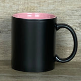 Dieses personalisierte Keramik-Set „Herzensmensch“ ist ein liebevolles Präsent für jeden Anlass. Schwarze Außenseite, farbige Innenseite, Fassungsvermögen 350 ml, Maße ca. Ø 8,2 × 9,6 cm. Mit Gravur „Herzensmensch“ und individuellem Namen wird jede Tasse zu einem persönlichen Unikat. Perfekt als Geschenk zum Geburtstag, Weihnachten oder einfach als kleine Aufmerksamkeit, die von Herzen kommt.
