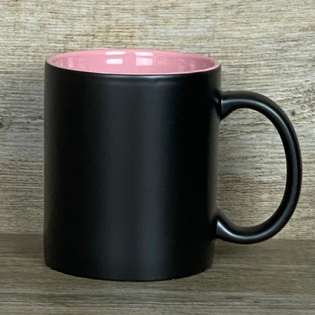 Dieses personalisierte Keramik-Set „Herzensmensch“ ist ein liebevolles Präsent für jeden Anlass. Schwarze Außenseite, farbige Innenseite, Fassungsvermögen 350 ml, Maße ca. Ø 8,2 × 9,6 cm. Mit Gravur „Herzensmensch“ und individuellem Namen wird jede Tasse zu einem persönlichen Unikat. Perfekt als Geschenk zum Geburtstag, Weihnachten oder einfach als kleine Aufmerksamkeit, die von Herzen kommt.
