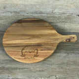 Dieses edle personalisierte Servierbrett eignet sich hervorragend als Geschenk von Vereinen, Teams oder Unternehmen für Kunden, Mitarbeitende oder Partner. FSC-zertifiziertes Akazienholz, individuelle Gravur und praktischer Griff vereinen Eleganz, Funktion und persönliche Note. Ideal zum Servieren von Pizza, Käse oder Snacks bei Feiern und Events. Ein hochwertiges, dekoratives und einzigartiges Präsent, das Persönlichkeit und Stil stilvoll vermittelt.
