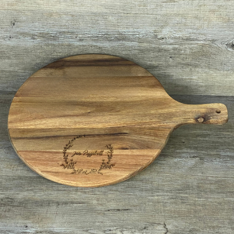 Dieses edle personalisierte Servierbrett eignet sich hervorragend als Geschenk von Vereinen, Teams oder Unternehmen für Kunden, Mitarbeitende oder Partner. FSC-zertifiziertes Akazienholz, individuelle Gravur und praktischer Griff vereinen Eleganz, Funktion und persönliche Note. Ideal zum Servieren von Pizza, Käse oder Snacks bei Feiern und Events. Ein hochwertiges, dekoratives und einzigartiges Präsent, das Persönlichkeit und Stil stilvoll vermittelt.
