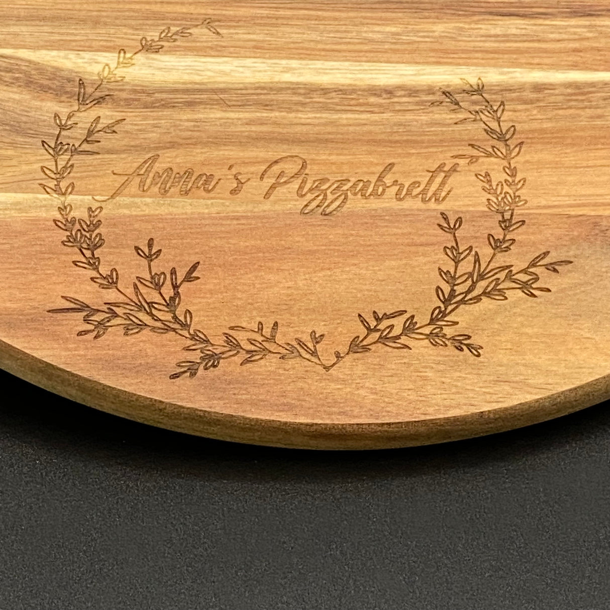 Dieses edle personalisierte Servierbrett eignet sich hervorragend als Geschenk von Vereinen, Teams oder Unternehmen für Kunden, Mitarbeitende oder Partner. FSC-zertifiziertes Akazienholz, individuelle Gravur und praktischer Griff vereinen Eleganz, Funktion und persönliche Note. Ideal zum Servieren von Pizza, Käse oder Snacks bei Feiern und Events. Ein hochwertiges, dekoratives und einzigartiges Präsent, das Persönlichkeit und Stil stilvoll vermittelt.
